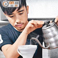 小野本來不好咖啡，在咖啡店打工後才慢慢喜歡上咖啡以及咖啡師的工作。