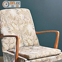 產於70年代的繡花面座椅，椅腳可以調校高低。$4,500