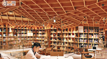 Travel Library請來日本室內設計名師片山正通操刀，炮製了一個由天花到牆壁都是書櫃構成的型格空間。