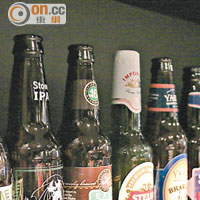 酒吧內沒有見慣的大牌子，卻有來自世界各地的手工啤酒。
