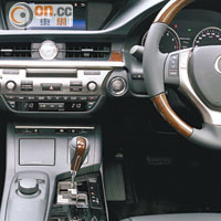 車廂氣派流露，全新的Lexus Display Audio Controller就在波棍旁，方便就手。