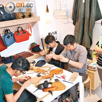 早前品牌創辦人及設計師岩元慎治先生得到Modern Times邀請，再次親臨香港，一連兩天親身教授各位製作皮革肩袋。