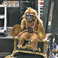 劇中多番出場的猴子音樂盒，是一件「古董」，自1990年代開始便隨團作巡迴演出。