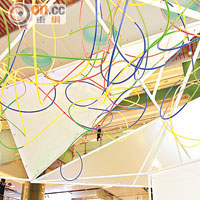 主場館懸掛的七色呼拉圈裝置，藝術家藉此重塑大家對空間及大自然的概念。