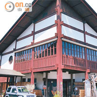 勝山木材ふれあい会館，內有當地出產的原木和木製品出售。