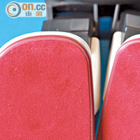 腳底加入絨布防滑，而且可更換專用抹布來掃地。