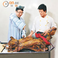 烤全羊是新疆的名菜，每隻售約HK$3,134的刀郎羊足夠10人享用。