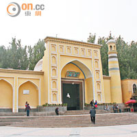 艾提尕爾清真寺的黃磚大門寬窄不齊，是伊斯蘭建築的異數。