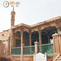 高低禮拜寺位於正門旁，除禮拜時間外，平時不另開放予公眾參觀。