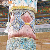 高低禮拜寺以木建成，樑柱上的裝飾雕工精細，色彩豐富。