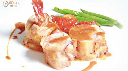 烤大蝦釀春雞卷 $148<br>春雞捲着澳洲虎蝦，再配用雞骨和蝦殼等熬成醬汁，味道濃郁。