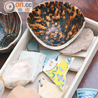 課程提供瓷器真品的碎片，讓學員辨別不同朝代陶瓷的特色。