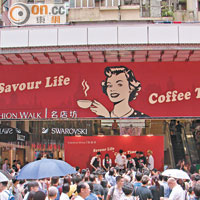 為商場宣傳咖啡節，Daniel以咖啡香氣及搶眼廣告，吸引途人留意。