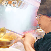 師傅Samy有十多年煮拉麵的經驗，考慮到香港人怕肥的關係，研發了這種清鮮不膩的湯底。