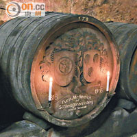 部分酒桶已有百多年歷史，可說是古董！