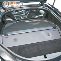 由於引擎置於車尾，尾箱空間只能容納小型行李。