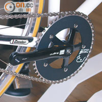 Fixed Gear採用單鏈及單齒輪，如果想轉「輕腳」或者「重腳」感覺，就要成個齒輪更換！