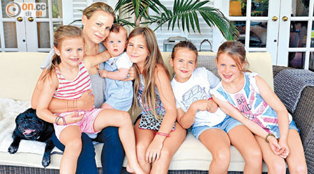 Jane Gottschalk與5個孩子，包括（左起）Claudia（5歲）、Augustine（10個月）、Beatrice（10歲）、Josephine（9歲）	和Leonie（8歲）。