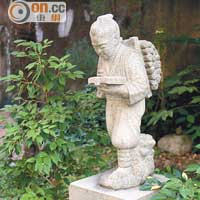 日本每間小學必備的江戶時代思想家二宮金次郎雕像亦被保留下來。
