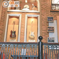 牆上掛滿著名歌手用過的樂器，如被譽為20世紀最成功的音樂人Eric Clapton。