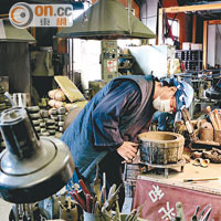 要成為合格的鑄鐵師最少需要15年，而要做到在鐵壺上留名，則需要40年。