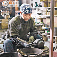 岩鑄鐵器館設有鑄鐵工場，可一睹鐵器的製作過程。
