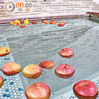 千秋閣設有蘋果溫泉，能滋潤肌膚。