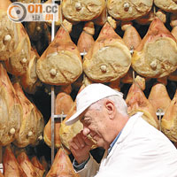 只用豬隻後腿製造的Parma Ham，收採前需由專人用馬骨針插入特定位置，檢測肉香。