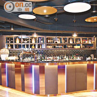 開放式的酒吧主要供應特色雞尾酒，以便配搭不同菜式。
