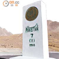 過了城樓，就是巴基斯坦的土地，路標柱亦由中國變成巴基斯坦。