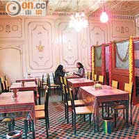 餐廳外觀其貌不揚，室內裝修卻充滿伊斯蘭風格。