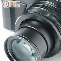 配備F1.7大光圈的伸縮鏡頭，鏡頭上更設有光圈環和對焦環。