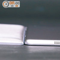 雖然YOGA Tablet 2（左）最薄處只有2.7mm，但機背以斜身設計，不及iPad mini 3（右）咁好手感。