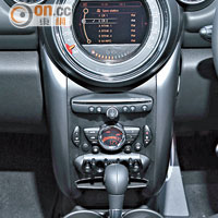 大圓形速度計的中央位置是電子顯示屏，可顯示音響系統及行車資訊。