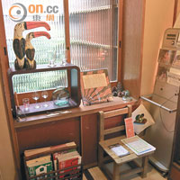門口附近設有擺賣雜物空間，包括精選黑膠唱片、雜誌、廚具及家品。