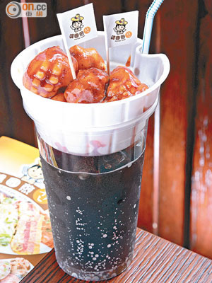 杯杯樂（蜜糖炸雞）$32<br>因應早前大熱的炸雞潮流，炮製出加入蜜糖醬的韓式炸雞塊，味道又甜又辣，開胃惹味。
