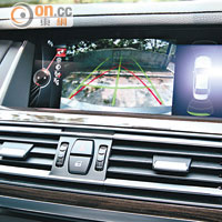 中控台設有10.2吋彩色屏幕，並連接泊車鏡頭。