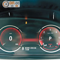 電子錶板顯示顏色會隨不同行車模式而改變，圖為Sport模式。