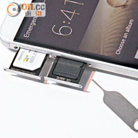 SIM卡及microSD卡槽需要用卡針打開，想換卡冇咁方便。