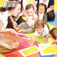 導師以顏色鮮艷的圖畫提升小朋友的學習興趣。