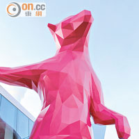 藝術粉飾：每個角落都擺放了藝術品，頂層甲板有藝術家Lawrence Argent為郵輪特製的桃紅色巨熊「From Afar」。
