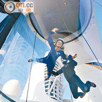 位於船尾的RipCord by iFLY，在教練協助下，人人都可以在7米高的透明玻璃管內體驗無重飛翔的感覺。