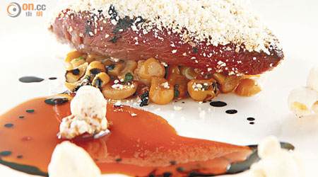 Chef Akrame創作的乳鴿嫩口，另伴以粟米及咖喱爆谷，層次豐富。