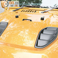 換上與車身同色並刻上Jeep廠徽的側鏡蓋，吸睛度大增。