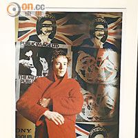 《John Lydon （Johnny Rotten）in Red Coat》