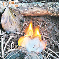 秘技2<br>鋼刀摩擦火石產生的火光可高達5,200℃，可輕易點燃塗上凡士林的棉花。