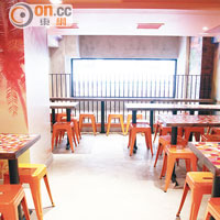 餐廳以橙色為主調，空間感足，惟膠櫈坐得耐會Pat Pat痛。