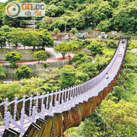 白石湖吊橋全長116米，以一節一節凸起的龍骨階梯連接山谷兩邊。