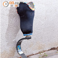 刀片義肢比一般義肢輕身，落地有反作用力較易行，但要經技師改造腳套才能達致透氣效果。其底部還加入跑山鞋底以增加抓地性。