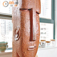 本地藝術家Mike Fung的木雕裝飾，取材自坪洲碼頭的廢棄木材。$40,000